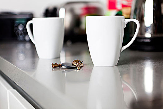 两个,咖啡杯,钥匙,厨房操作台