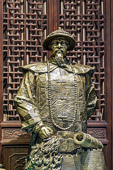 中国山西省临汾市华门景区内清代民族英雄林则徐铜塑像