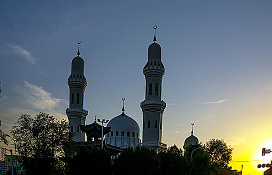 夕阳中的拜图拉清真寺,新疆伊犁伊宁