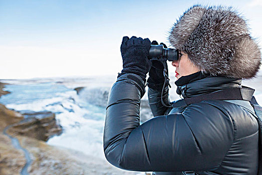 女人,双筒望远镜,看,瀑布,峡谷,河,西南,冰岛