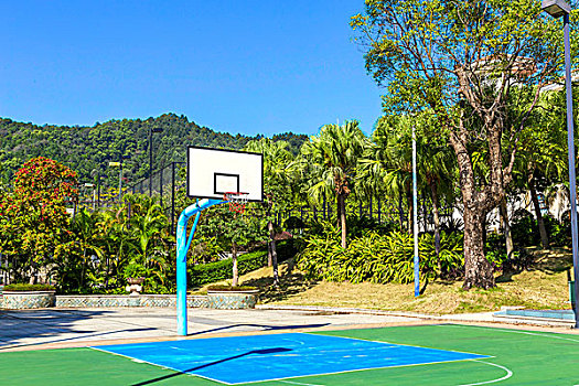 度假村的室外篮球场