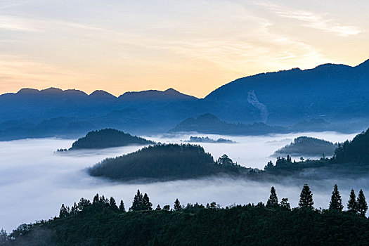 重庆酉阳,雨后白雾满山岗