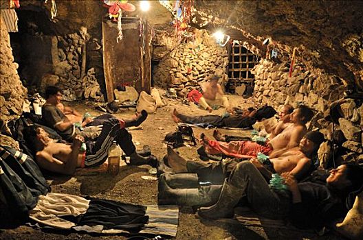 矿工,休息,喝,酒,吃,叶子,工作,隧道,开采,中心,波托西地区,玻利维亚,南美