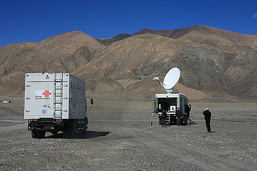 青海玉珠峰下西大滩,中国联通的通讯车