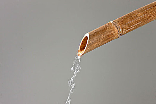 流水的竹筒