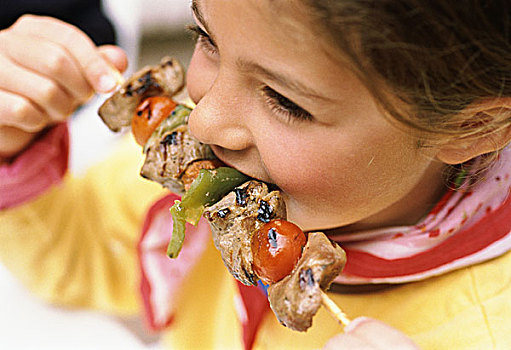 孩子,吃,肉,胡椒,烤肉串