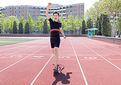 起跑的男運動員