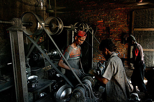 工作中,铝,商品,制造,工厂,达卡,孟加拉,工作,危险,状况,小,收入,向上,四月,2008年