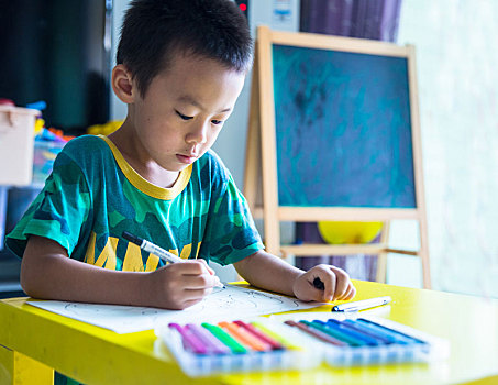 一个学前儿童在画画