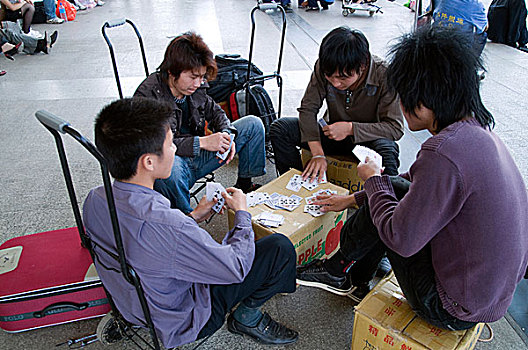 一群人,迁徙,乡村,纸牌,户外,广州,火车站,广东,中国,四月,2009年