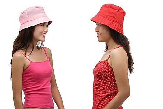 两个,女青年,戴着,粉色,红色,帽子,对视
