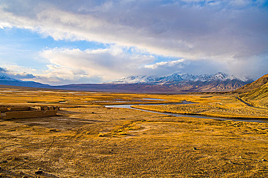 新疆,山脉,雪山,蓝天,白云,河流,草原