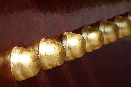 北京古建筑门上的铜制门钉