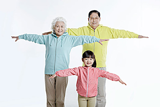 穿运动服的爷爷奶奶和孙女做运动