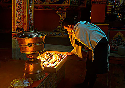 不丹人,男人,典礼,黄油,灯,佛教,寺院,宗派寺院,廷布,不丹,亚洲