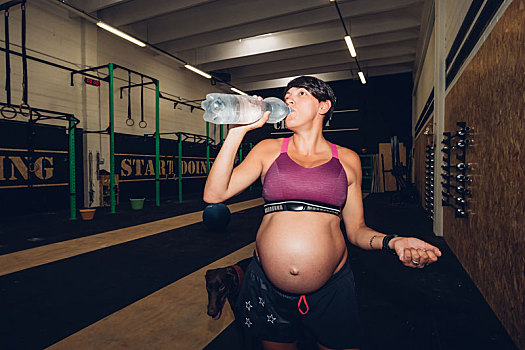 孕妇,喝,水瓶,健身房