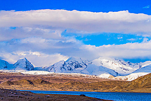 新疆,雪山,蓝天,白云,红山,湖泊