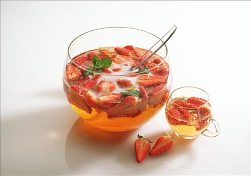 草莓潘趣酒,五味酒大碗,玻璃杯