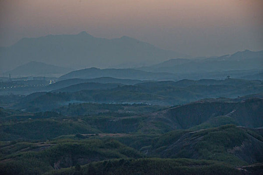 山,丹霞,群山,山脉,黄昏,红光,坡顶,驴友,旅行,地质公园,丹霞地貌,灌木,树,草,水潭,素材,平面设计