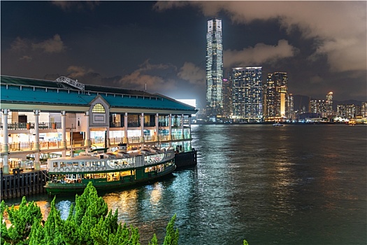 中国香港特别行政区中环天星轮船码头夜景