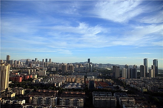 金秋时节里的港城,蓝天白云映衬下的高楼大厦让人心旷神怡