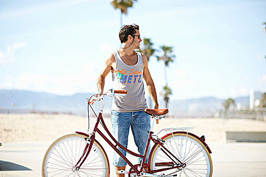 男人,后视,骑自行车,威尼斯海滩,洛杉矶,加利福尼亚,美国