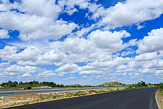 草原上的公路