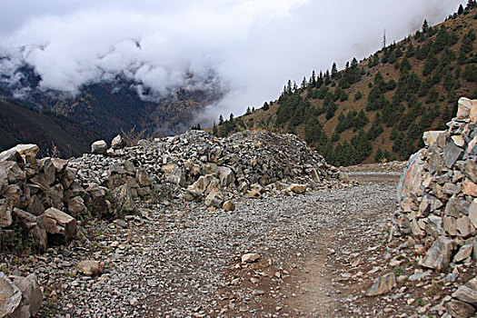 碎石山路