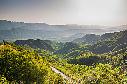 起伏连绵的山峰