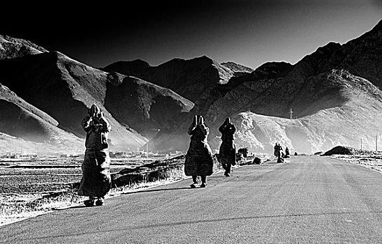 藏历新年期间前往布达拉宫朝圣的藏民