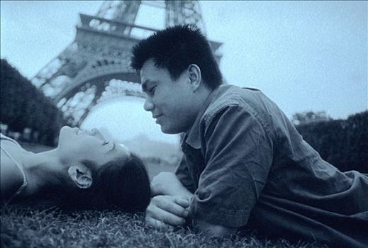 年轻,情侣,躺着,草,埃菲尔铁塔,背景