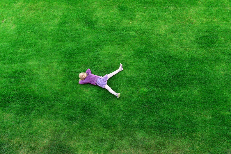 女孩,草地,俯视,小女孩,躺着,草_高清图片_全景视觉