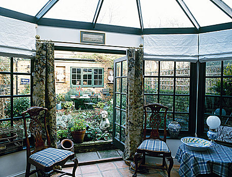 温室,特写,玻璃屋顶,罗马,百叶窗,圆,桌子,椅子,打开,落地窗,室外,花园