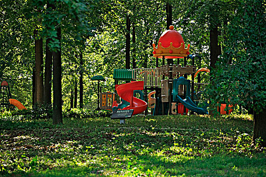树林里的儿童游艺场