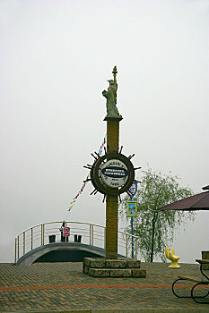 重庆洋人街上的船头钟