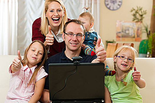 年轻家庭,正面,电脑,摄像机,录像,交谈