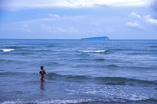 海岸,岸边,海边,沿岸,海,海水,海平面,大海,海浪,波浪,辽阔,广阔,潮水,白云,蓝天,男孩,孩子,小孩,小朋友,背影,裸体,全裸,行走,玩耍,海岛