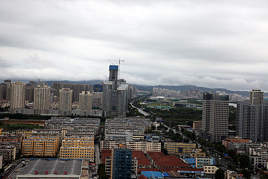 山东省日照市,8号台风,巴威,威力巨大,大风暴雨轮番来袭,万吨巨轮躲在锚地避风