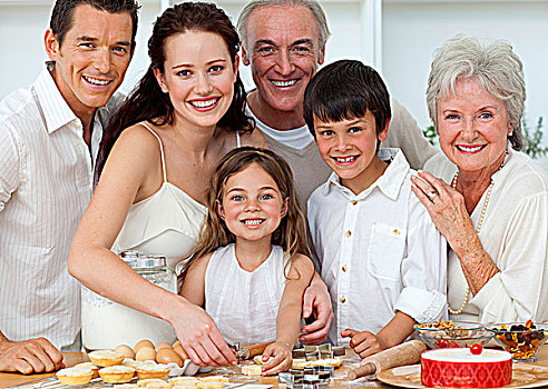 肖像,父母,祖父母,孩子,烘制,厨房