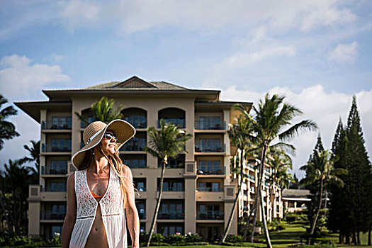 中年,女人,戴着,太阳帽,比基尼,漫步,户外,酒店,毛伊岛,夏威夷,美国