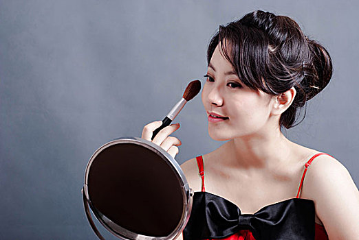 化妝中的女性