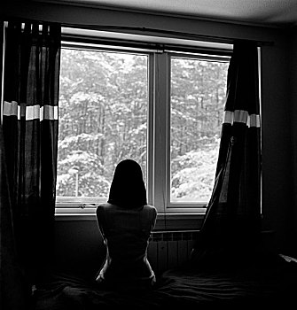 坐,女人,床,面对,窗户,树,背景,维尔纽斯,立陶宛,十二月