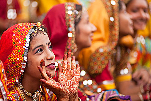 美女,特色,彩色,传统,服饰,散沫花染料,涂绘,骆驼,市场,牲畜,普什卡,拉贾斯坦邦,印度,亚洲