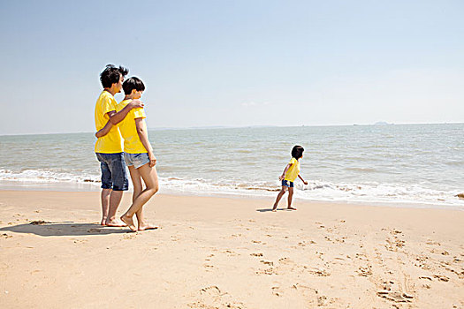 一家人在海边玩耍嬉戏
