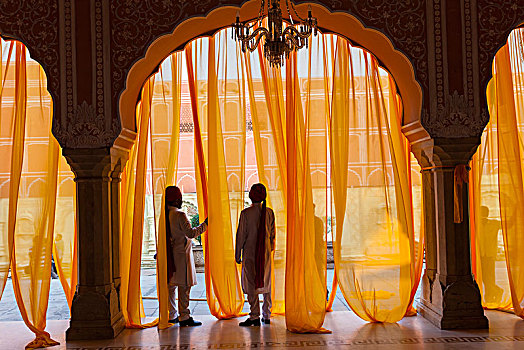 两个男人,穿,传统服装,缠头巾,站立,拱形,装饰,半透明,橙色,帘