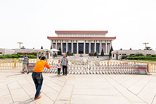 游客在北京毛主席纪念堂前拍照留念
