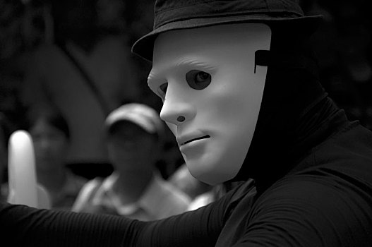 戴著面具的街頭藝人,在街頭表演