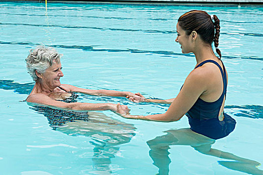 女性,教练,帮助,老年,女人,游泳池,侧面视角