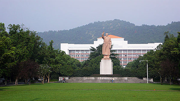 浙江大学校园内的雕塑