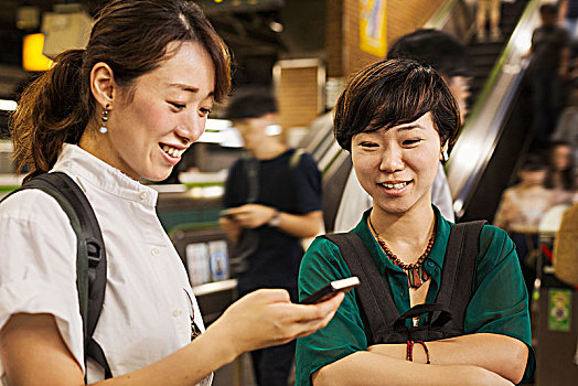 两个,微笑,女人,黑发,穿,白色,绿色,衬衫,看,手机